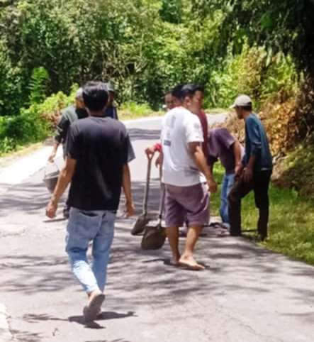 Pemuda Tambangan, saat mencor jalan Ambacang Gadang yang dipenuhi lobang